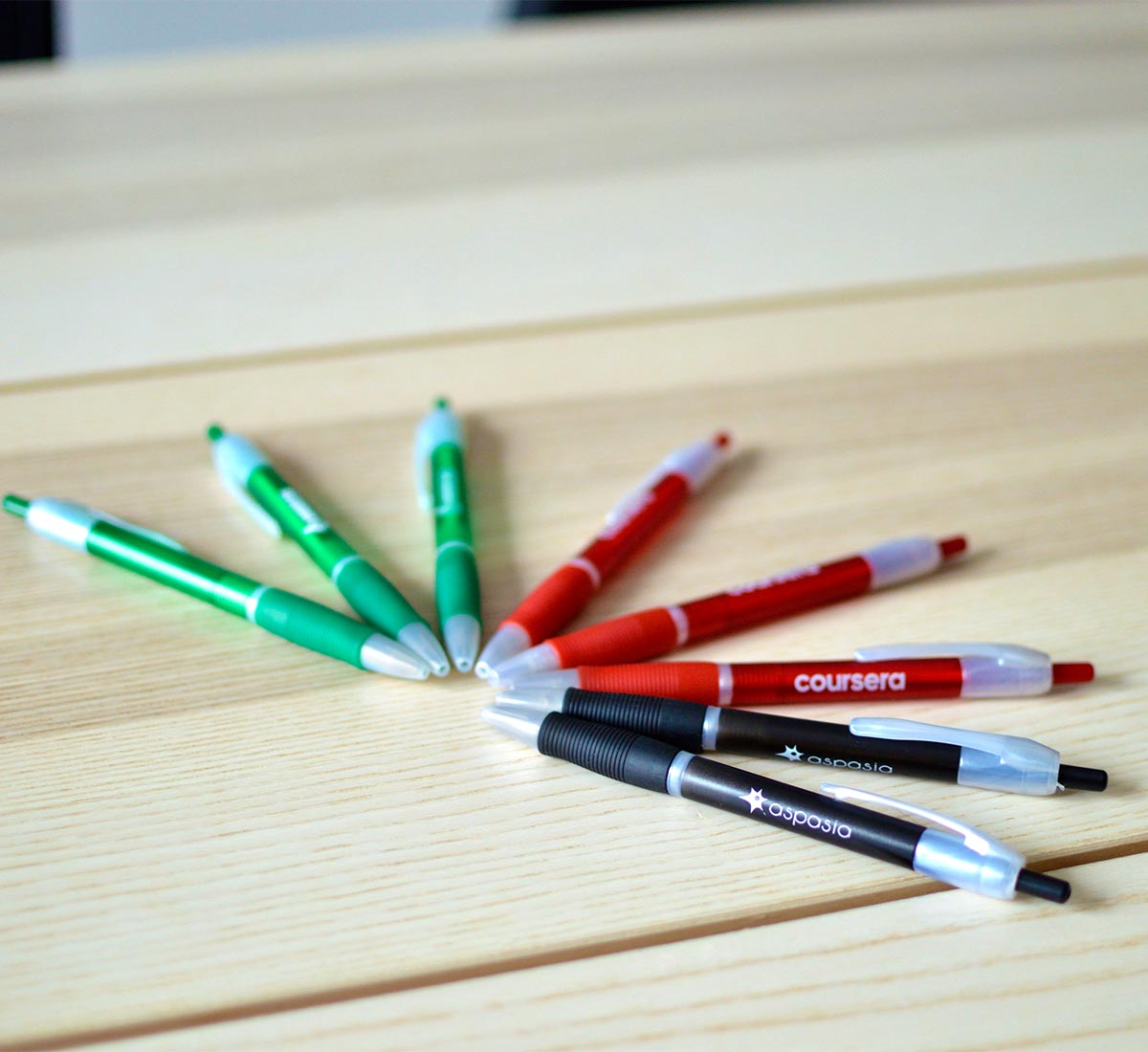 Bolígrafos publicitarios de colores personalizados para Grupo Aspasia, Awakelab y Coursera