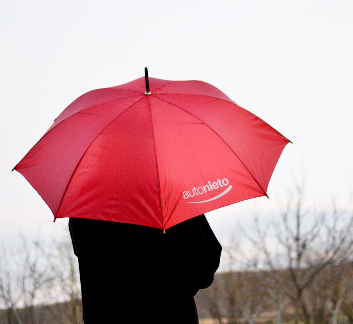 Paraguas publicitario personalizado en color rojo para Grupo Autonieto. Merchandising de Otoño/Invierno