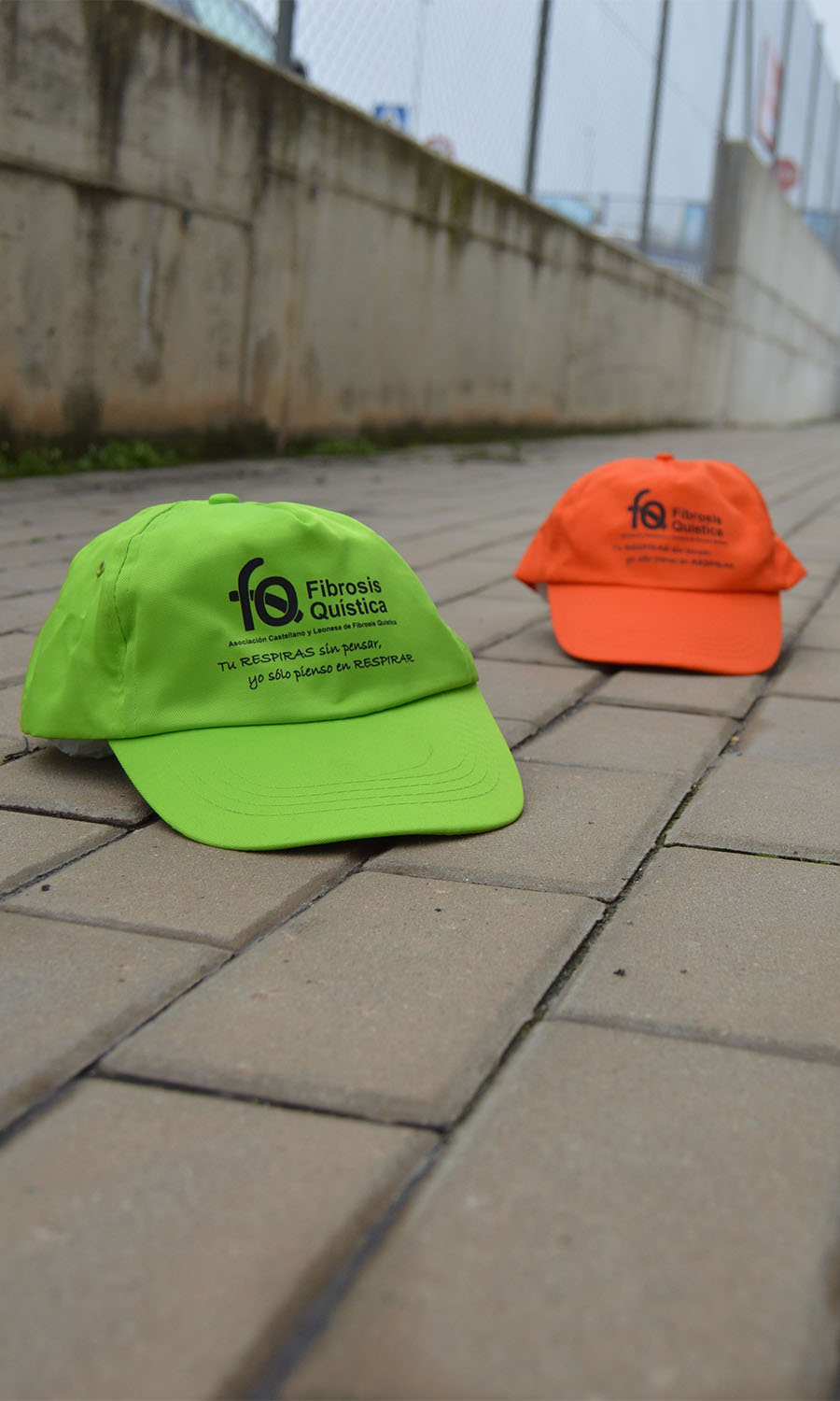 Viseras o gorras personalizadas con el logotipo de la Asociación de Fibrosis Quística para evento en Verano