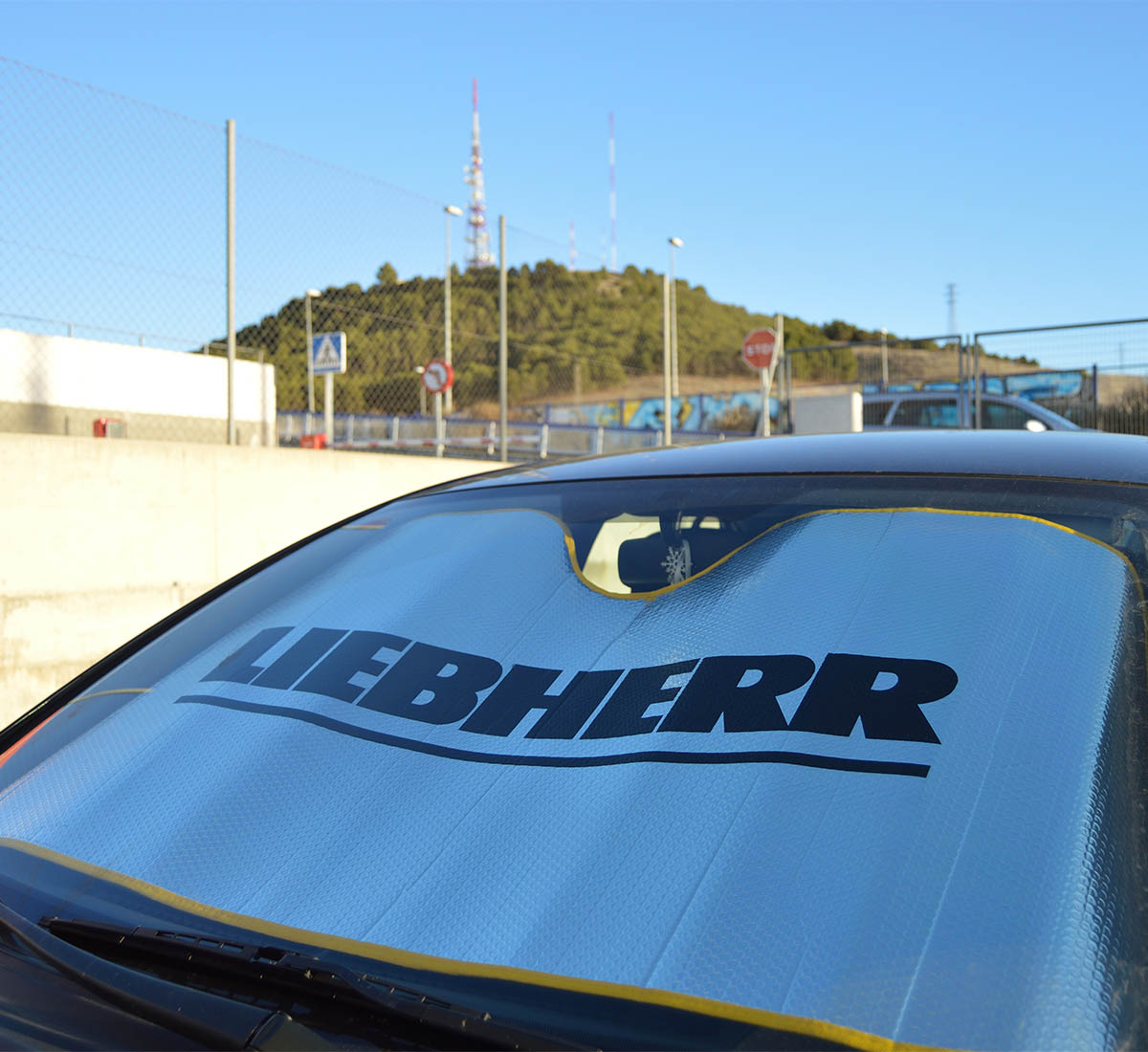 Parasol metalizado para coche en campaña publicitaria de Verano para Liebherr