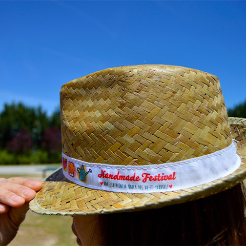 Sombrero de paja personalizado para festival como ejemplo de publicidad y merchandising